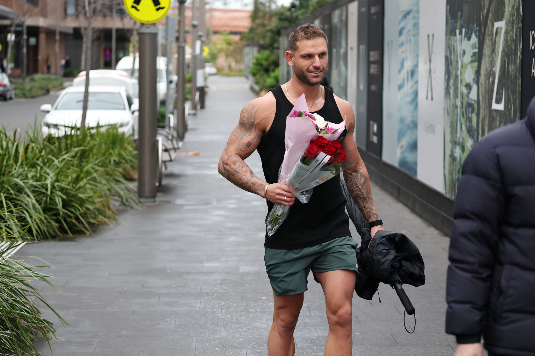 Mafs Roses MAFS' Scott picks up red roses before taking Gia out on a very romantic ...